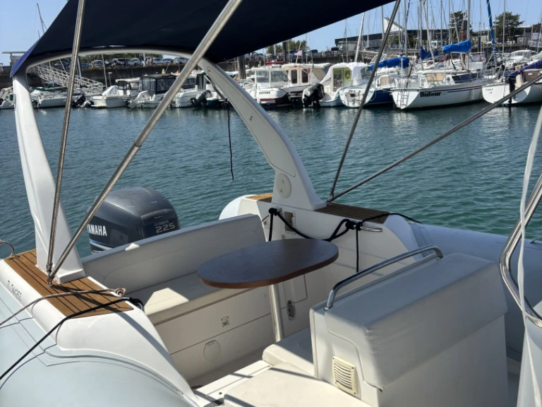 Capeli Tempest 770 jednotlivci a charterové společnosti v La Rochelle