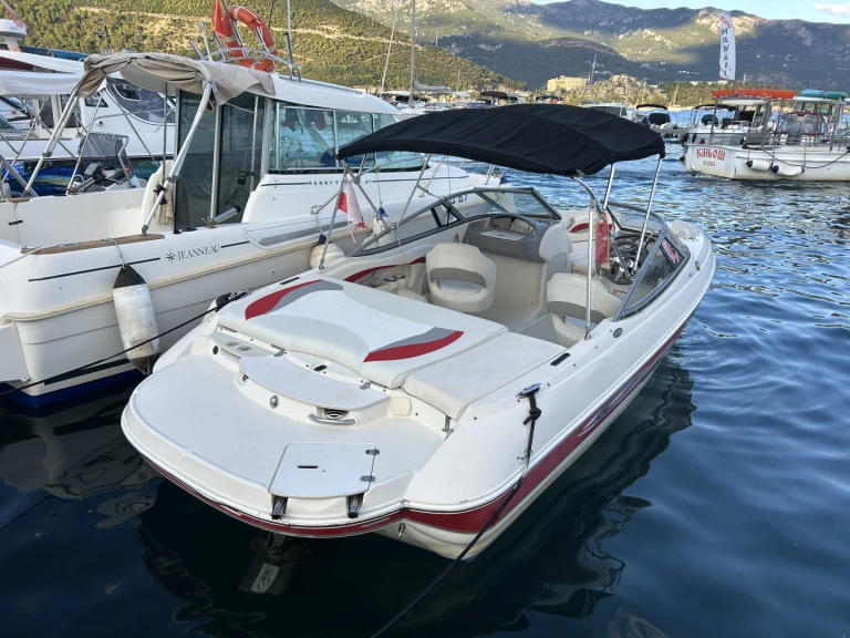 Pronajmout Motorová loď se skipperem či ne Stingray v Budva