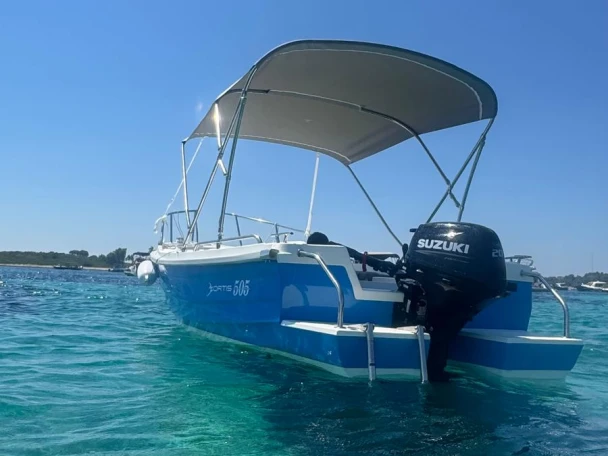 Pronájem lodi Fortis 505 v Okrug Gornji na Samboatu
