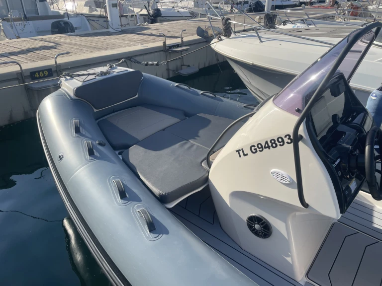 Polotuhá loď k pronájmu v Port de Bormes-les-Mimosas za nejlepší cenu
