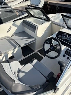 Pronájem Motorová loď Bayliner s licencí