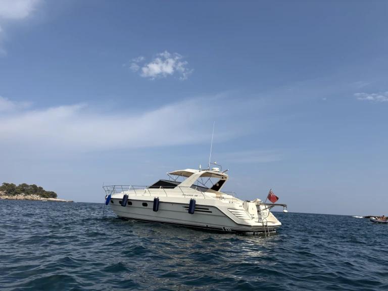 Pronájem lodi Princess 46 v Antibes na Samboatu