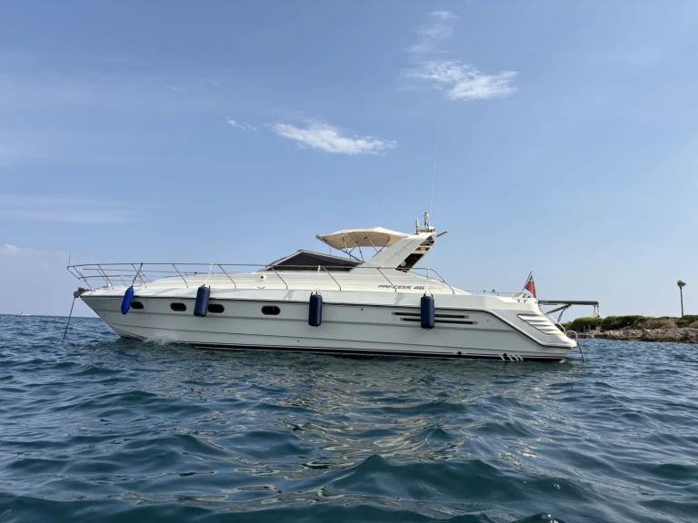 Pronajmout Jachta se skipperem či ne Princess v Antibes