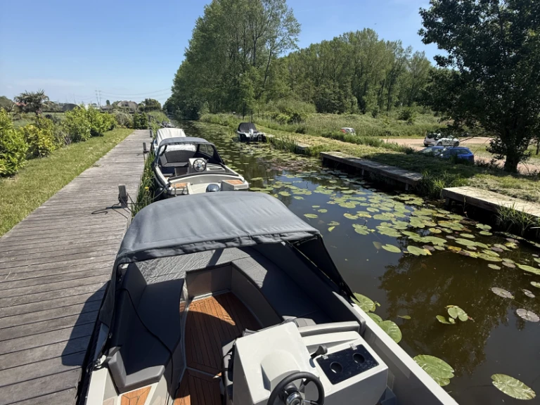 Pronajmout Motorová loď se skipperem či ne Aqua24 v Oud Ade