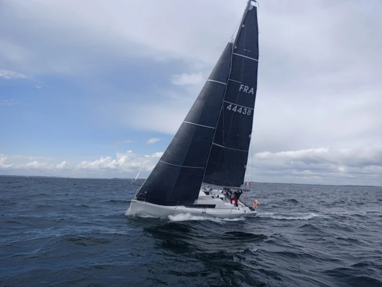 Jeanneau Sun Fast 3200 jednotlivci a charterové společnosti v La Trinité-sur-Mer
