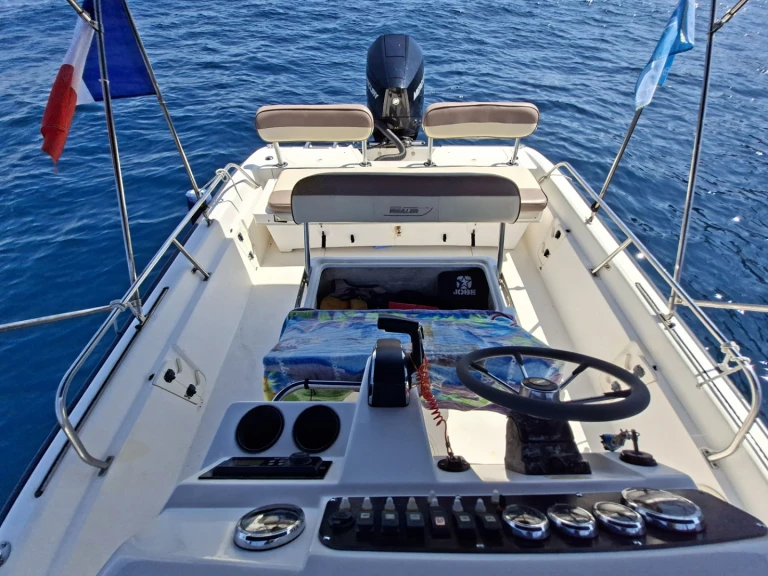 Pronájem Motorová loď Boston Whaler s licencí