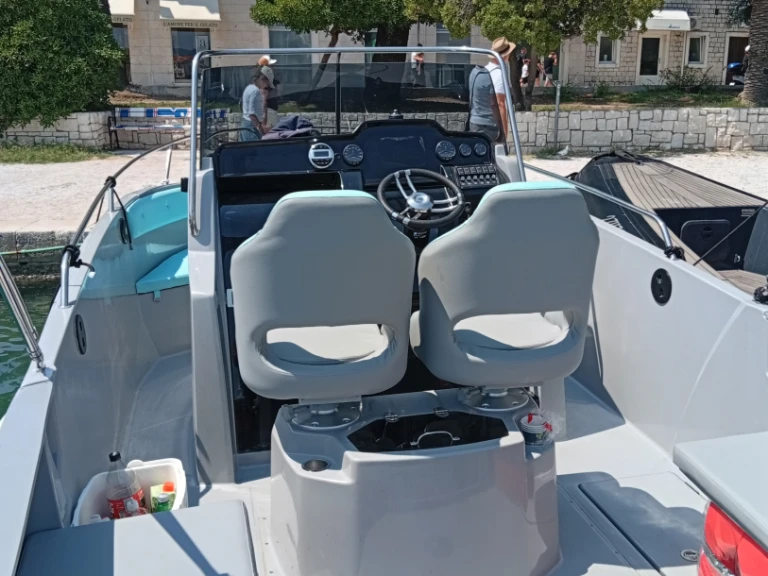 Pronajmout Motorová loď se skipperem či ne Jeanneau v Split
