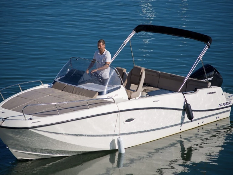 Quicksilver Activ 755 Sundeck jednotlivci a charterové společnosti v Marseille