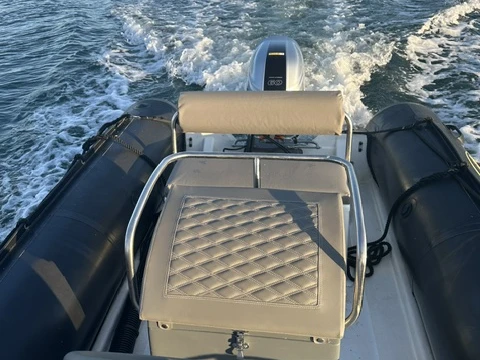 Bombard Explorer 550 SP jednotlivci a charterové společnosti v Bénodet