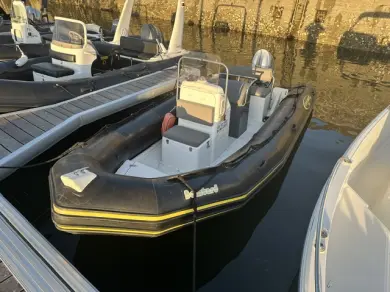 Pronajmout si Bombard Explorer 550 SP v Bénodet