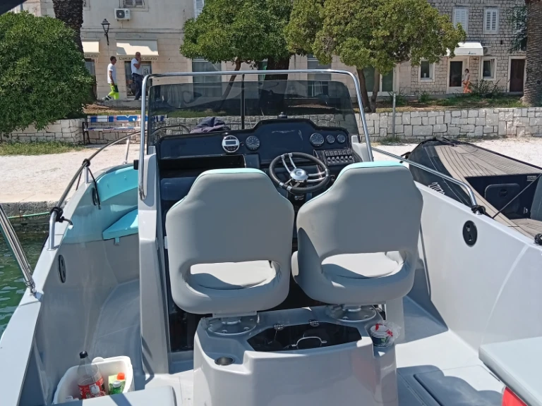 Pronájem Motorová loď v Split -Jeanneau Cap Camarat 7.5 CC Style