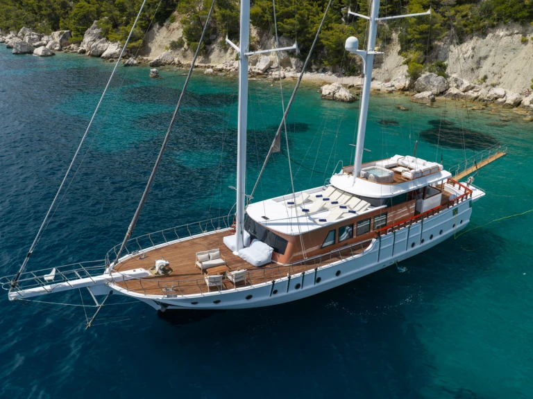 Pronájem lodi Kaštel Stari lákavé ceny Phoenix Bronze