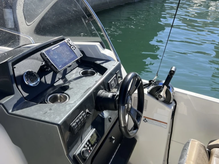 Quicksilver Activ 675 Sundeck jednotlivci a charterové společnosti v Marseille
