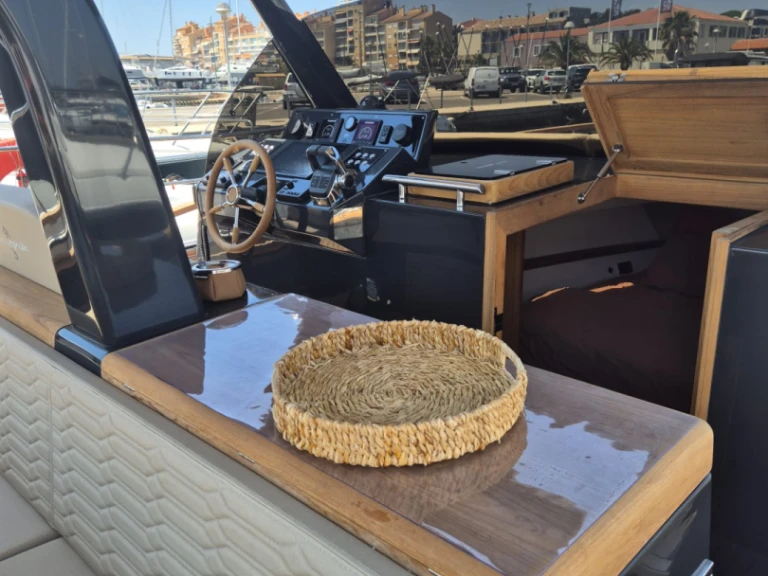 nautica esposito positano 38 jednotlivci a charterové společnosti v Le Lavandou
