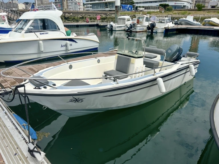 Pronajmout Motorová loď se skipperem či ne B2 Marine v Le Havre