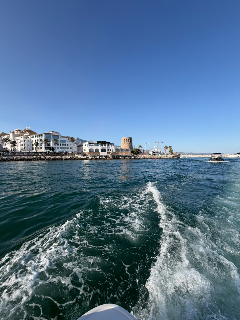 Pronajmout Motorová loď se skipperem či ne Monterey v Marbella