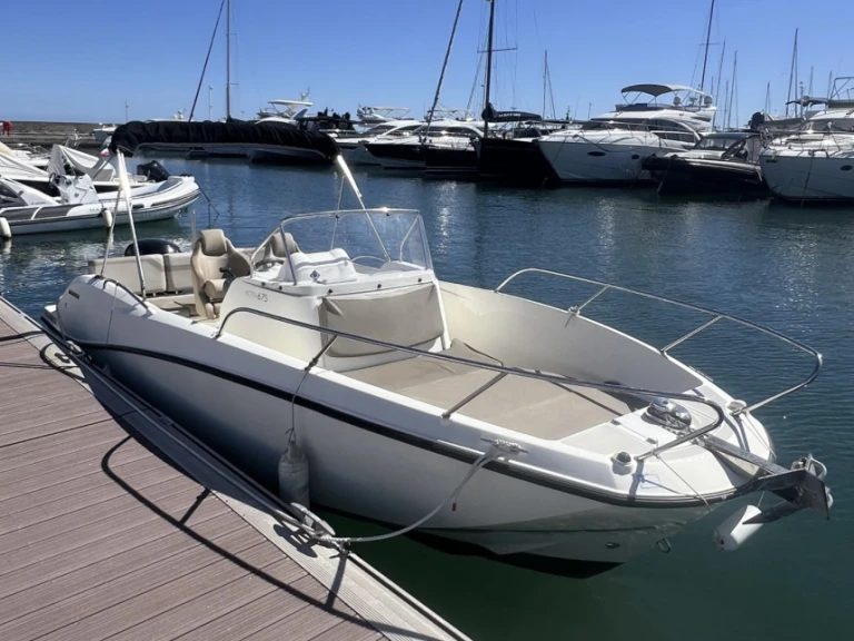 Pronajmout si Quicksilver Activ 675 Open v Marseille