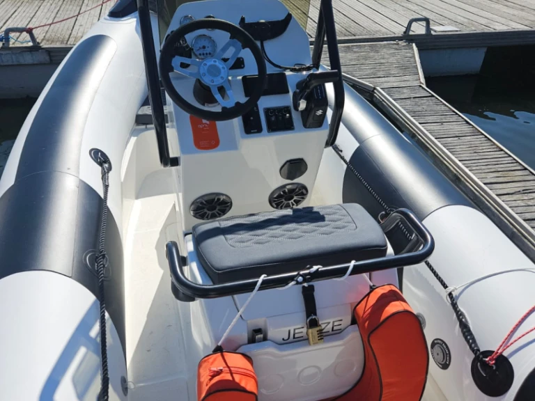 Pronájem Polotuhá loď v Pornichet -3D Tender TR54