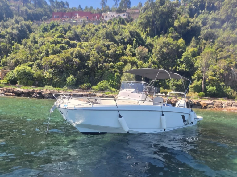 Bénéteau Flyer 8 SPACEdeck jednotlivci a charterové společnosti v Mandelieu-la-Napoule