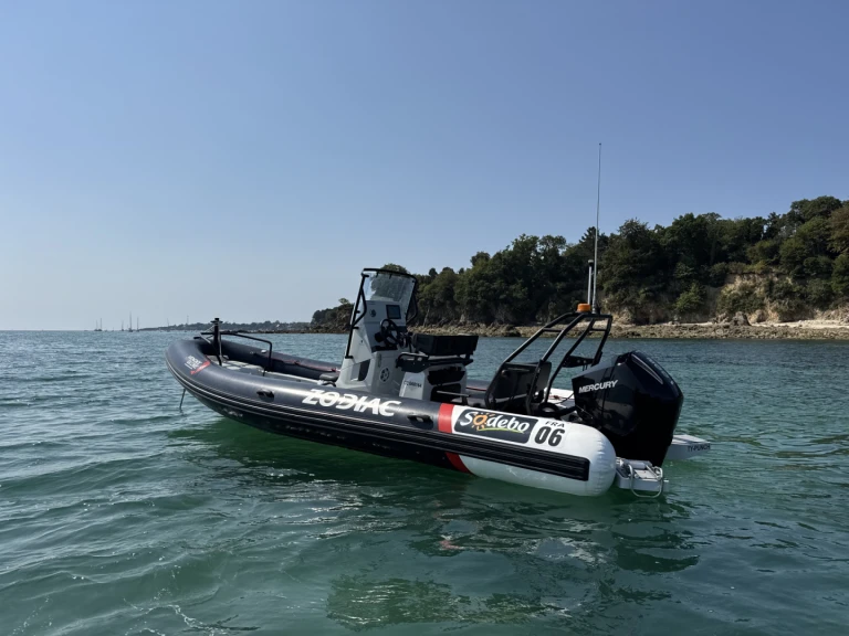 Pronajmout Polotuhá loď se skipperem či ne Zodiac v La Forêt-Fouesnant