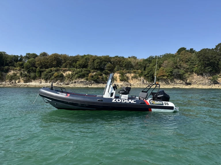 Pronájem Polotuhá loď Zodiac s licencí