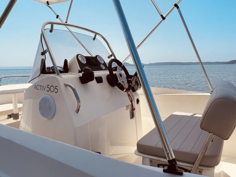 Pronájem Motorová loď Quicksilver s licencí