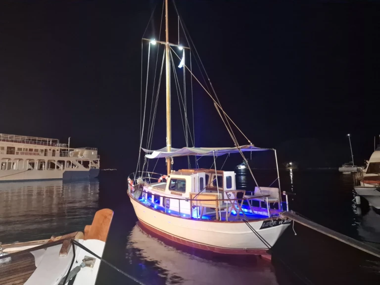 Pronájem jachty v Nidri -Greece Liberty na Samboatu
