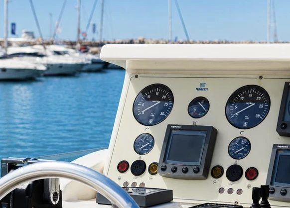 Pronájem jachty v Puerto Banús -Ferretti Ferretti 680 na Samboatu