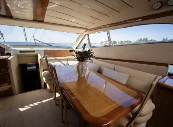 Pronájem lodi Puerto Banús lákavé ceny Ferretti 680