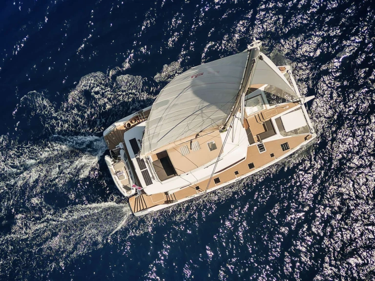Pronajmout si Fountaine Pajot NEOW v Karibik