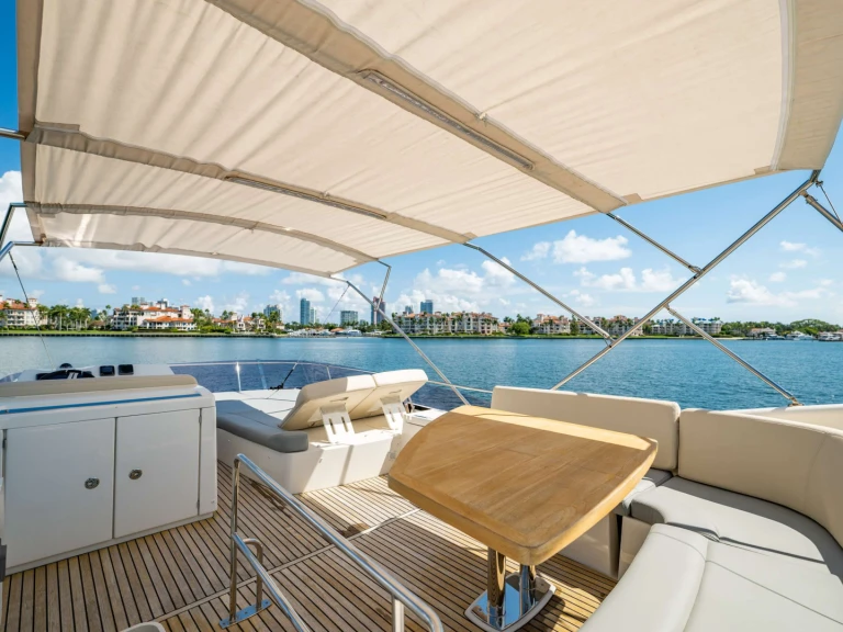 Pronajmout si Prestige Yachts Molto Piaciuto v Bahamy