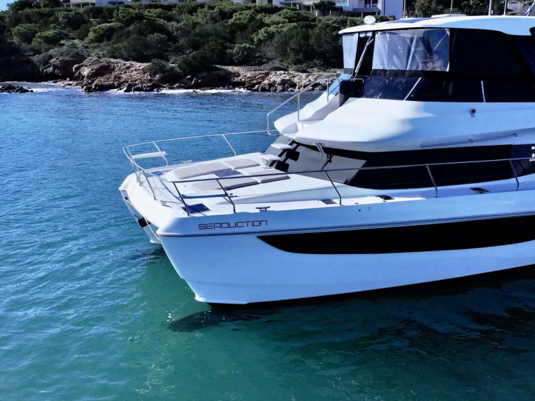 Aquila Seaduction jednotlivci a charterové společnosti v Lavrio