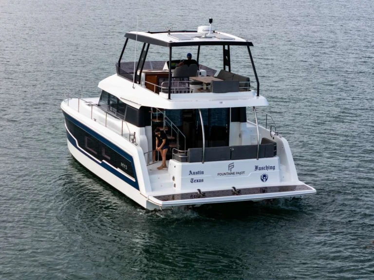 Pronajmout si Fountaine Pajot FASCHING v Belize
