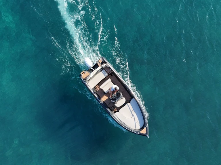 Pronájem lodi Poseidon Black Edition v Mílos na Samboatu