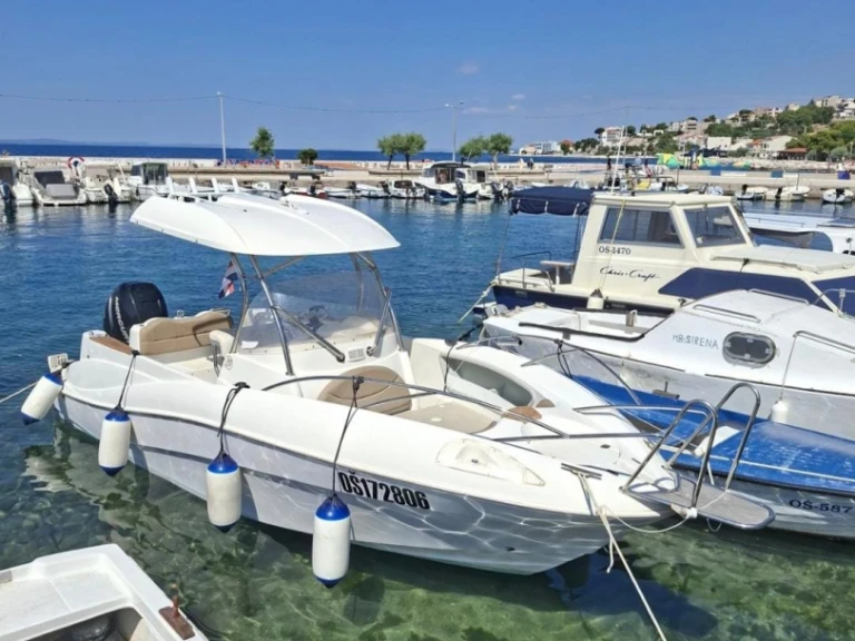 Pronajmout si Quicksilver Quicksilver 720 Commander v Poljica
