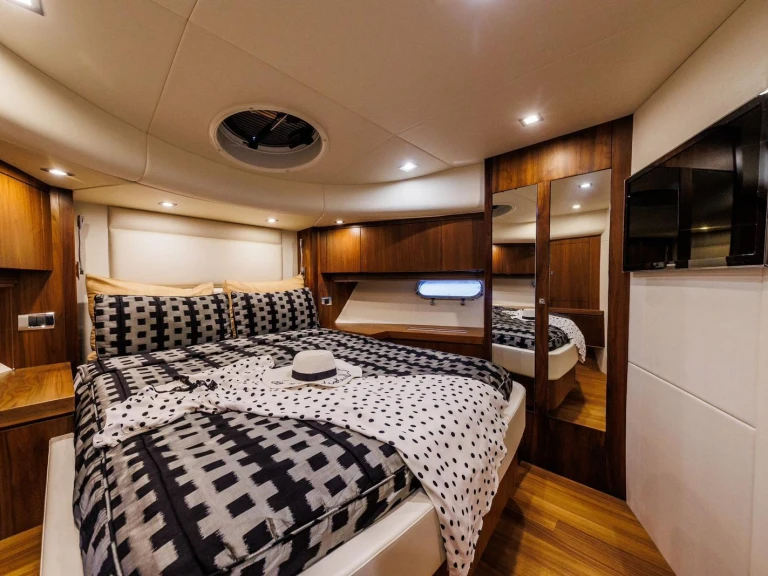 Pronajmout Jachta se skipperem či ne Sunseeker v Kaštel Lukšić