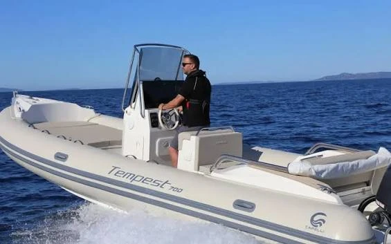 Polotuhá loď k pronájmu v Port-Haliguen za nejlepší cenu
