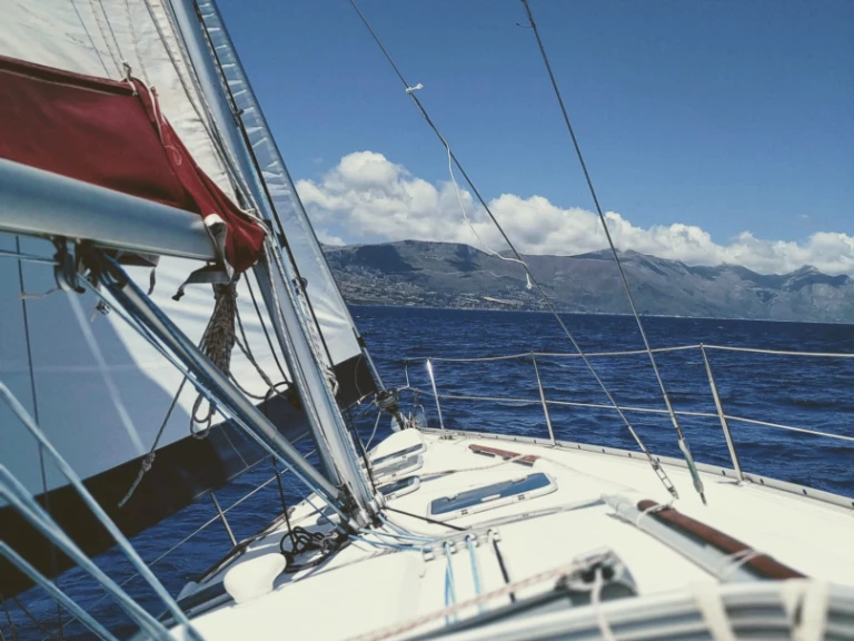 Pronajmout Plachetnice se skipperem či ne Bénéteau v Castellammare del Golfo
