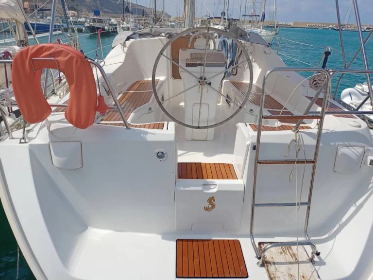 Bénéteau Oceanis 393 Clipper jednotlivci a charterové společnosti v Castellammare del Golfo