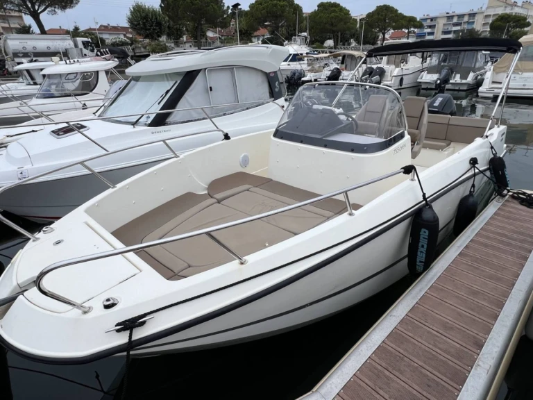 Quicksilver Activ 755 Open jednotlivci a charterové společnosti v Mandelieu-la-Napoule