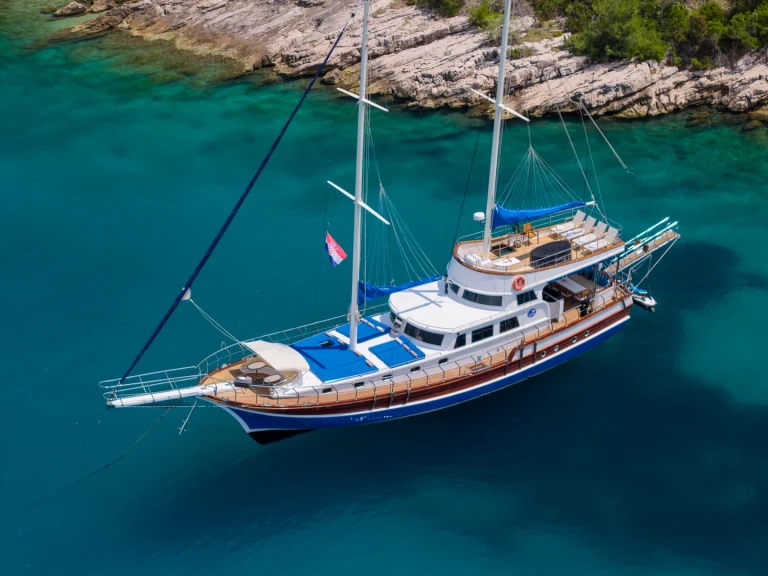 Pronajmout Plachetnice se skipperem či ne Custom Made v Omiš