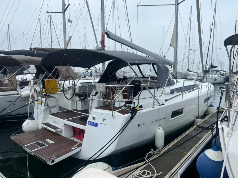 Jeanneau Sun Odyssey 440 jednotlivci a charterové společnosti v San Vincenzo