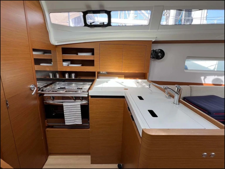 Jeanneau Sun Odyssey 380 jednotlivci a charterové společnosti v Gouvia