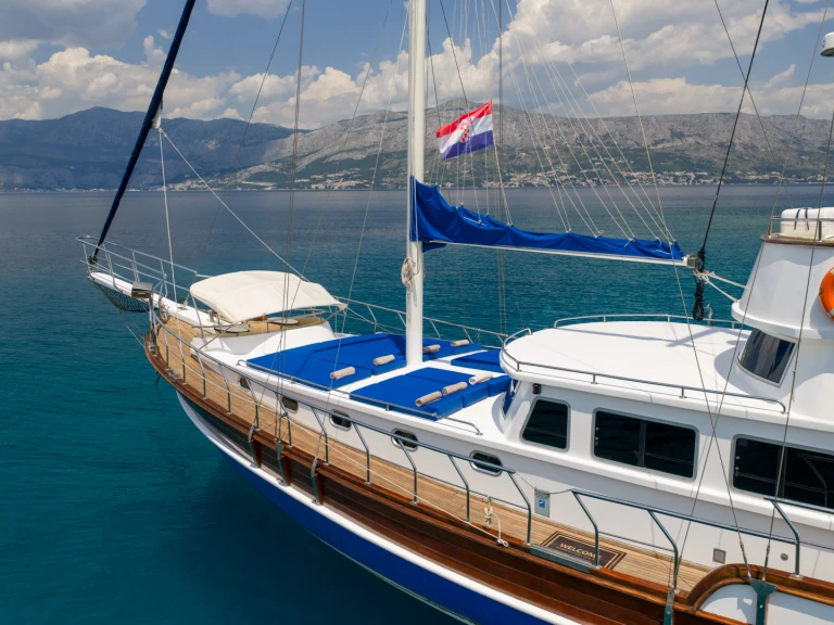 Pronajmout Plachetnice se skipperem či ne Custom Made v Omiš