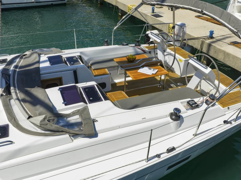 Pronájem jachty v Komolac -Hanse Hanse 455 na Samboatu