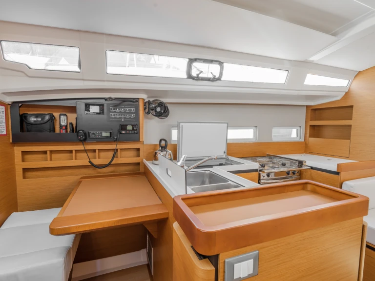 Pronajmout si Jeanneau Sun Odyssey 410 v Preveza
