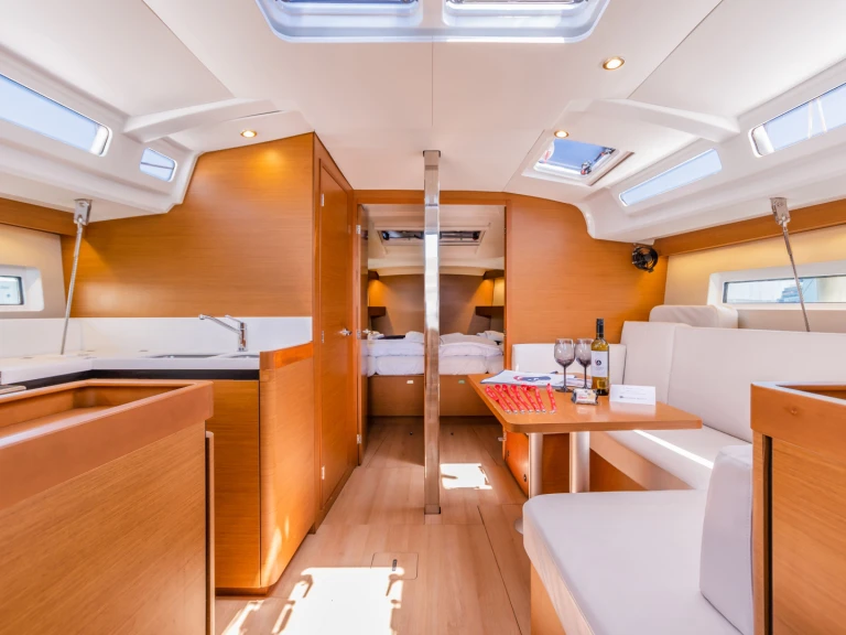 Pronájem lodi Jeanneau Sun Odyssey 440 v Lavrio na Samboatu