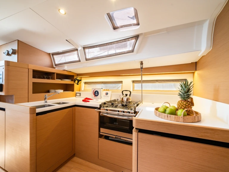 Pronajmout si Jeanneau Sun Odyssey 490 v Lavrio