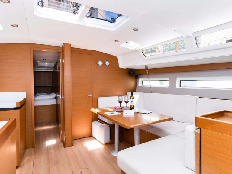 Jeanneau Sun Odyssey 490 jednotlivci a charterové společnosti v Nea Peramos