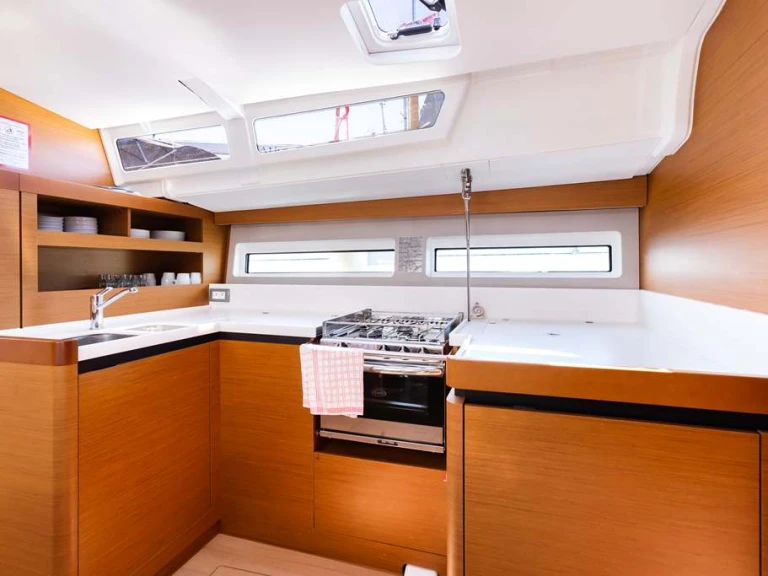 Pronájem jachty v Nea Peramos -Jeanneau Sun Odyssey 490 na Samboatu